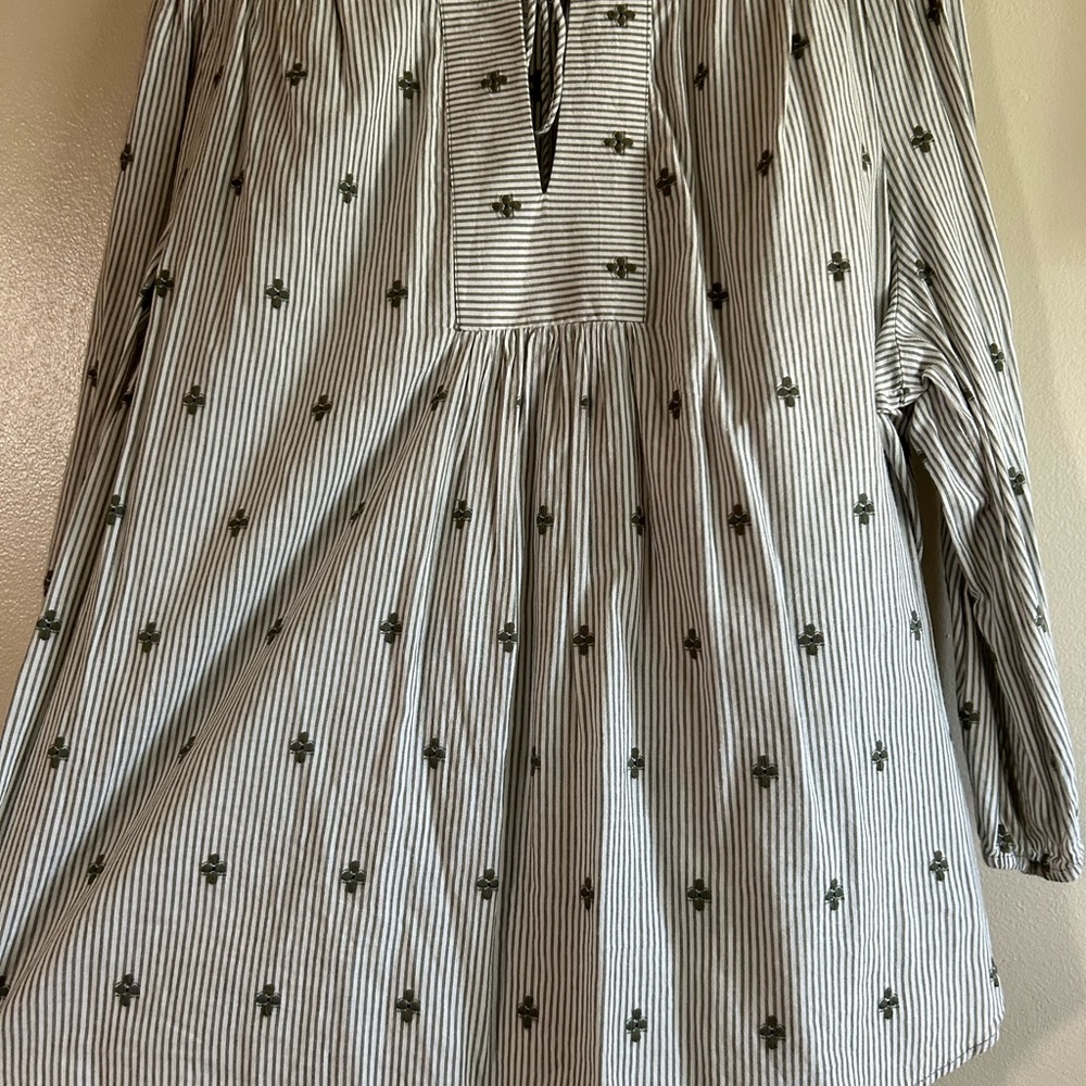 blouse - Picture 2 of 4